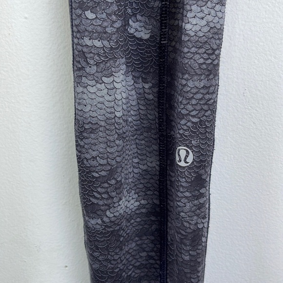 Lululemon Speed Tight II Full On Luxtreme Sequin Snake Slate Black Size 4 - Picture 9 of 16
